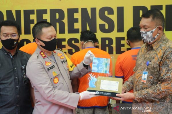 Polisi Tangkap Tersangka Pengedar Uang Palsu Antarprovinsi